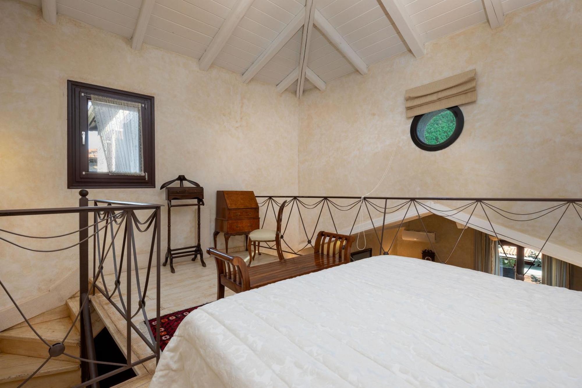 Ostra Menalon Luxury Suites Kardaras Room photo