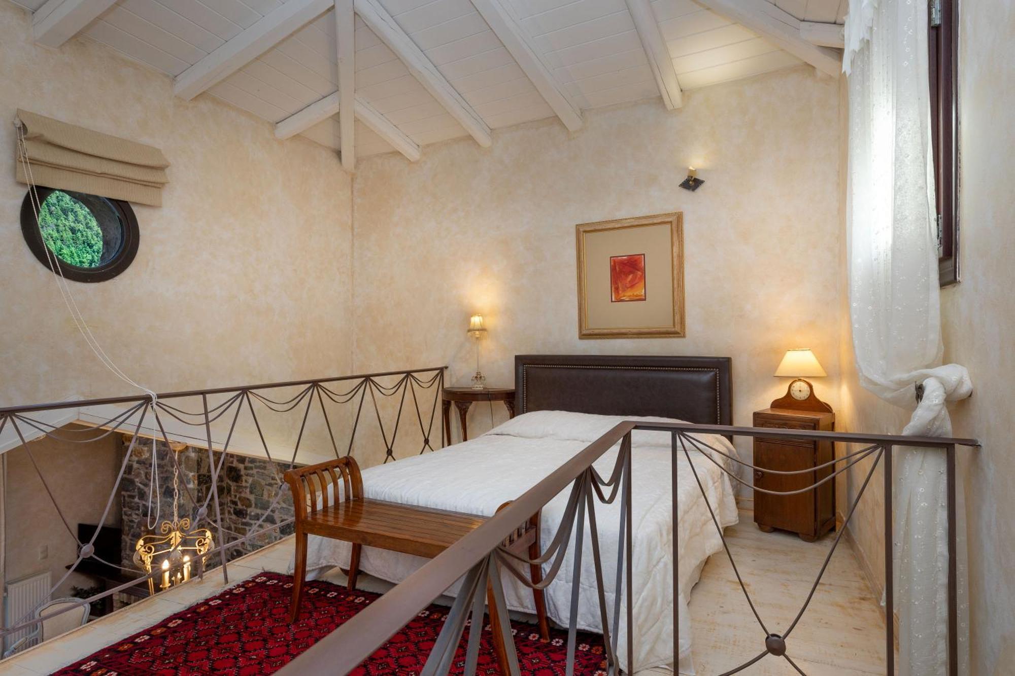 Ostra Menalon Luxury Suites Kardaras Room photo